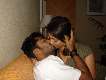 Simbu-Nayantara's Leaked Kissing Pic Misunderstood With Anushka-Virat Kohli's Photo!