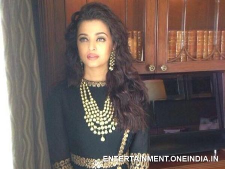 Aishwarya Rai Inaugurates Jewellery Showroom In New Delhi!