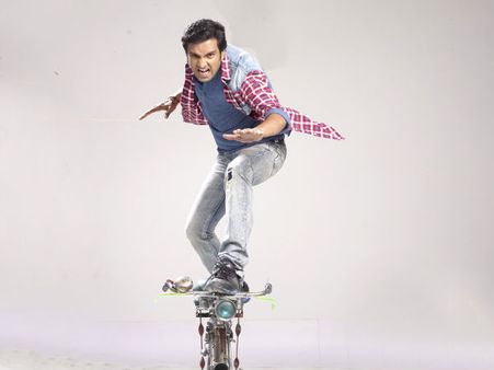 Santhanam's Vallavanukku Pullum Aayudham First Look Gets Good Response