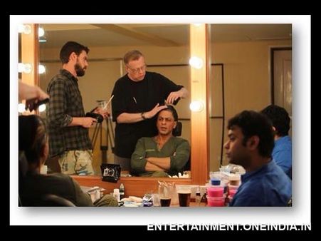 Shahrukh Khan Begins Work For His Fan!
