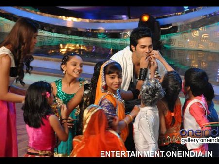 Varun, Ileana Joined The L'il Dance Masters On Stage On Dance India Dance!