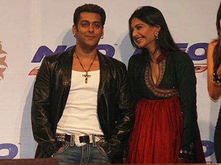 Sonam Kapoor Blushes And Praises Salman