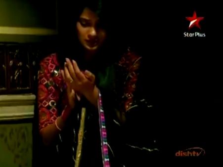 Saraswatichandra: 4th April; The Last Eve Of Navratri Comes; Kumud Still Missing