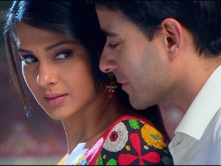 Saraswatichandra: 7th April; Saras Risks Life Searching Kumud