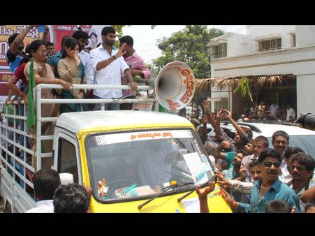 Photos: Loose Madha Yogesh, Amoolya Campaigning For Geetha Shivaraj Kumar