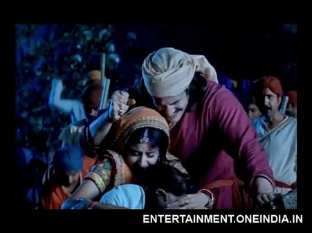 Jodha Akbar: 17th April; Jalal Reaches Jodha At Last While Getting Stoned By People