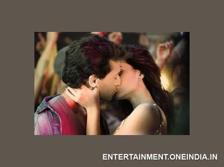 See Tiger Shroff Locking Lips With Kriti Sanon In Heropanti