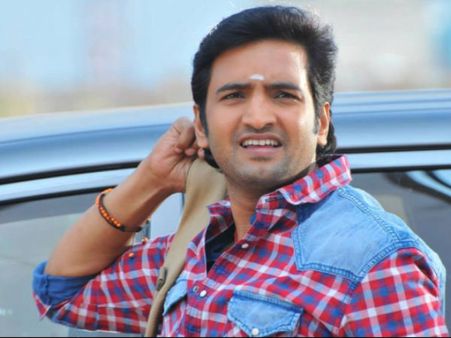 Santhanam's Mom Unhappy To See Him As Hero!
