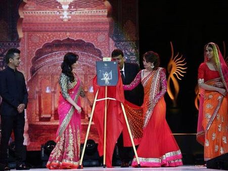 IIFA Rocks 2014: Malaika n Yami Walk For Vikram Phadnis
