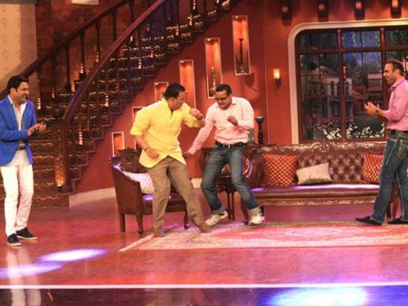 Sunil Gavaskar And Virender Sehwag's Dancing Rocks Comedy Nights With Kapil Stage!