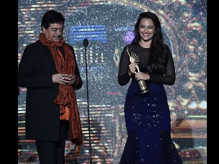 Shatrughan Sinha Gets Prestigious Award From Beti Sonakshi
