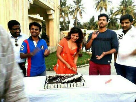 See Photo: Samantha Celebrates Her Birthday With Ilayathalapathy Vijay On The Sets Of Kaththi