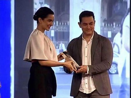 Kangna Ranaut Receives Actor Of The Year Award!