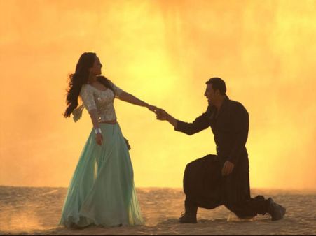 Watch: Akshay-Sonakshi Tough Romance In Shaayraana Song