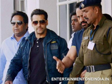 Cops On Duty Click Pics With Salman Khan!