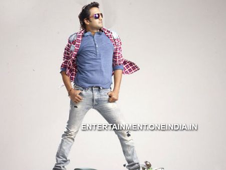 Vallavanukku Pullum Aayudham Review