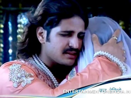 Jodha Akbar Preview: Jodha Hugs Jalal Back At Last!