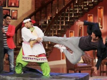 Akshay Kumar On Comedy Nights With Kapil, Shows Off His Karate In Pajamas!