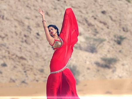 Red Hot Sunny Leone In Saree: Sari Wali Girl Song