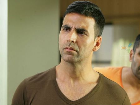 Akshay Kumar Gets Irritated, CHECK OUT Why!!