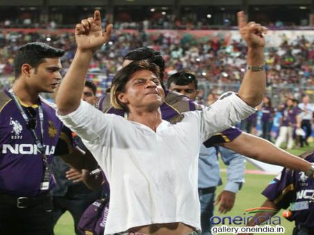 Bengal Felicitates KKR, SRK, Juhi At Eden Gardens
