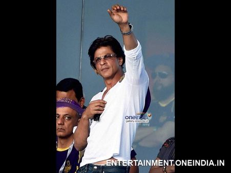 SRK Late To Reach KKR Felicitation For Flight Delay!