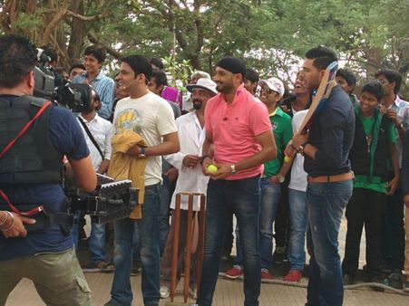 Photos: Kapil Sharma's Galli Cricket With Harbhajan, Yuvraj During Comedy Nights Shooting!