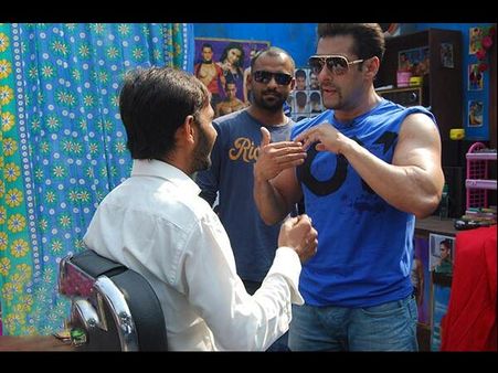 After Drashti Dhami, Varun Dhawan, Karan Johar; Salman Khan On Mission Sapne; Turns Barber! (Pics)