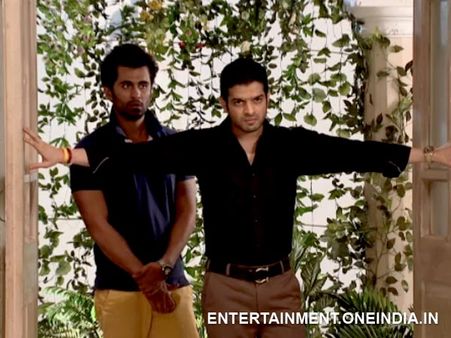 Yeh Hai Mohabbatein: 7th June; Raman Finds Romi Refusing Parmit’s Help! (Pics)