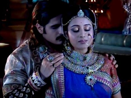 Rajat Tokas Kissed Paridhi Sharma's Dupe In Jodha Akbar?