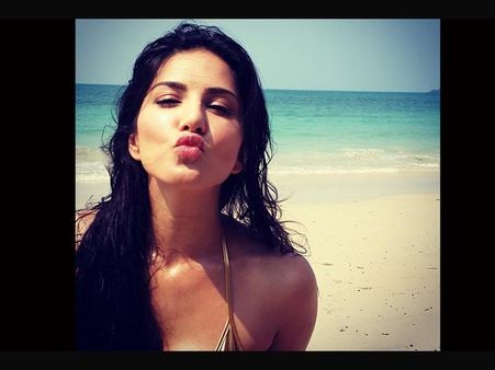 Fall In Love With Sunny Leone's Selfie Pics!