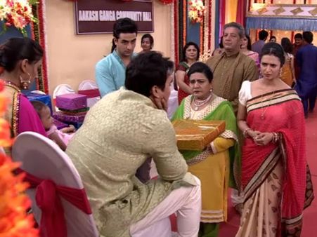 Yeh Hai Mohabbatein: 11th June; Parmit Asks Ishita To Touch His Feet For Blessing! (Pics)