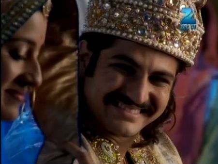 Jodha Akbar: 23rd June; Will Jodha's Thoughtful Gift For Akbar Win The Meena Bazaar Contest? (Pics)
