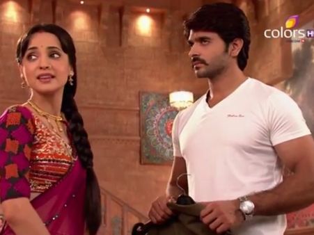 Rangrasiya: 26th June; Paro Kindles Rudra's Feelings For Mala By Being Rude To Her!