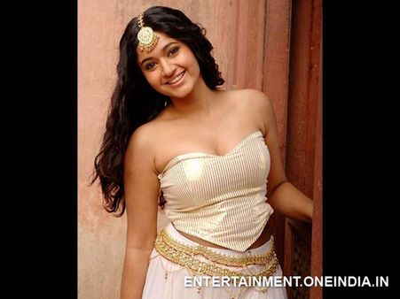 Poonam Bajwa Shakes Leg For 'Po Mone Dinesha...'