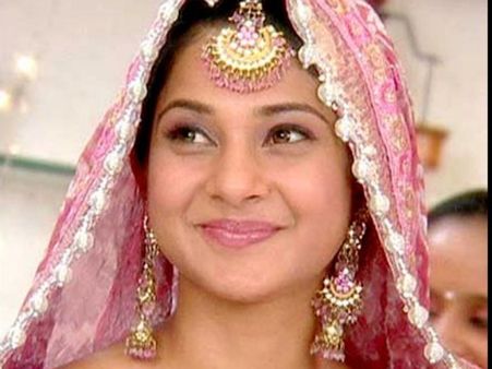 Not Karan Singh Grover, But Jennifer Winget Bags Gul Khan's Next!