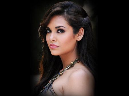 Esha Gupta Clarifies On Her 'Anti-Humshakals' Remark!