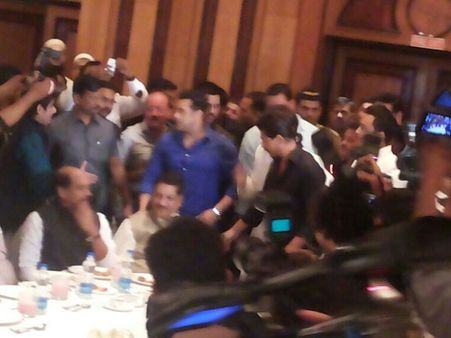 Shahrukh, Salman Hug At Baba Siddique's Iftar Party