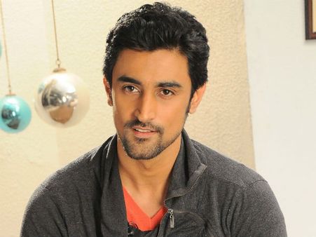 Kunal Kapoor's Thailand Vacation Ends With Broken Tooth