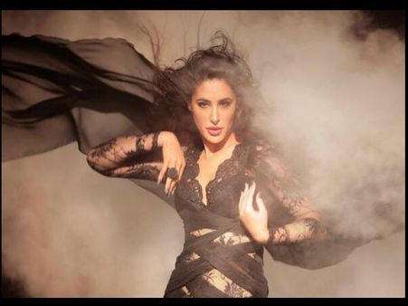 Injured Nargis Fakhri Dances For Salman Khan