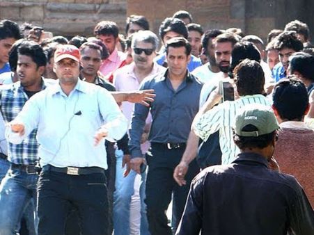 Kick: Salman Khan With 500 Guards To Keep Fans At Bay!