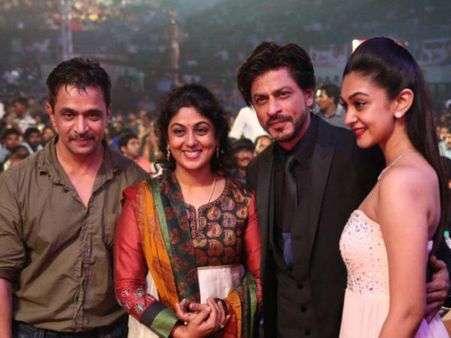 Photos: Look How Shahrukh Khan Bonded With Stars At Vijay Awards!