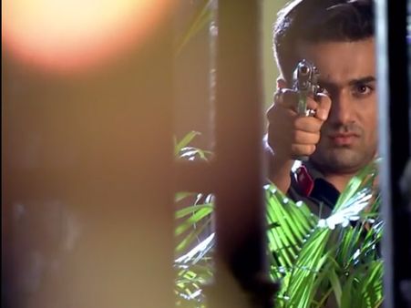 Rangrasiya: 9th July; Rudra’s Family Not Safe In New House, Paro To Get Shot? (Photos)