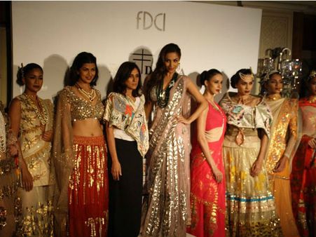 Malaika Arora Khan, Nimrat Kaur Grace ICW 2014 Ramp For Rina Dhaka