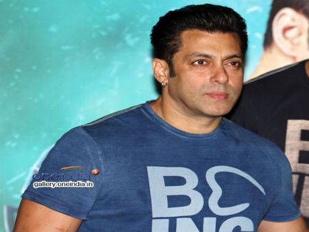 Salman Khan Again Takes A Dig At Photographers!