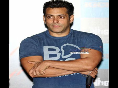Salman Khan Speaks Candid On Photographers Boycott!