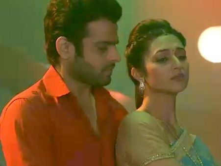 Yeh Hai Mohabbatein: 15th July; Ruhi Makes Raman, Ishita Dance At Dinner (Photos)