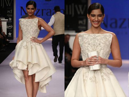 Sonam Kapoor Looks Khoobsurat At IIJW'14 Ramp