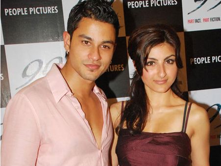 WOW! Kunal Khemu Proposes, Soha Ali Khan Accepts!