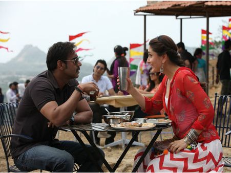 What Ajay Devgn-Kareena Kapoor Can't Resist At Mumbai?